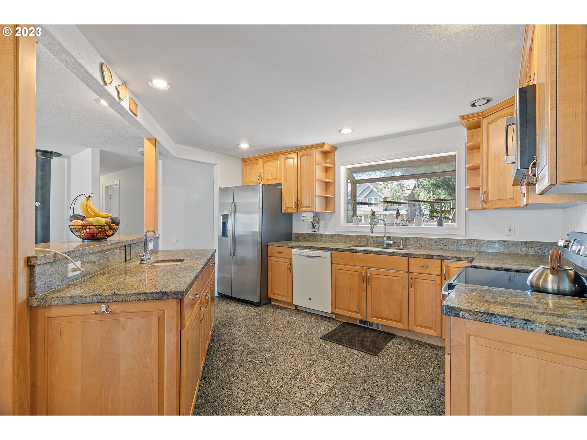 19600 Leland Road Oregon City, OR 97045 - Photo 4 of 34 a kitchen with stainless steel appliances granite countertop a sink stove and refrigerator