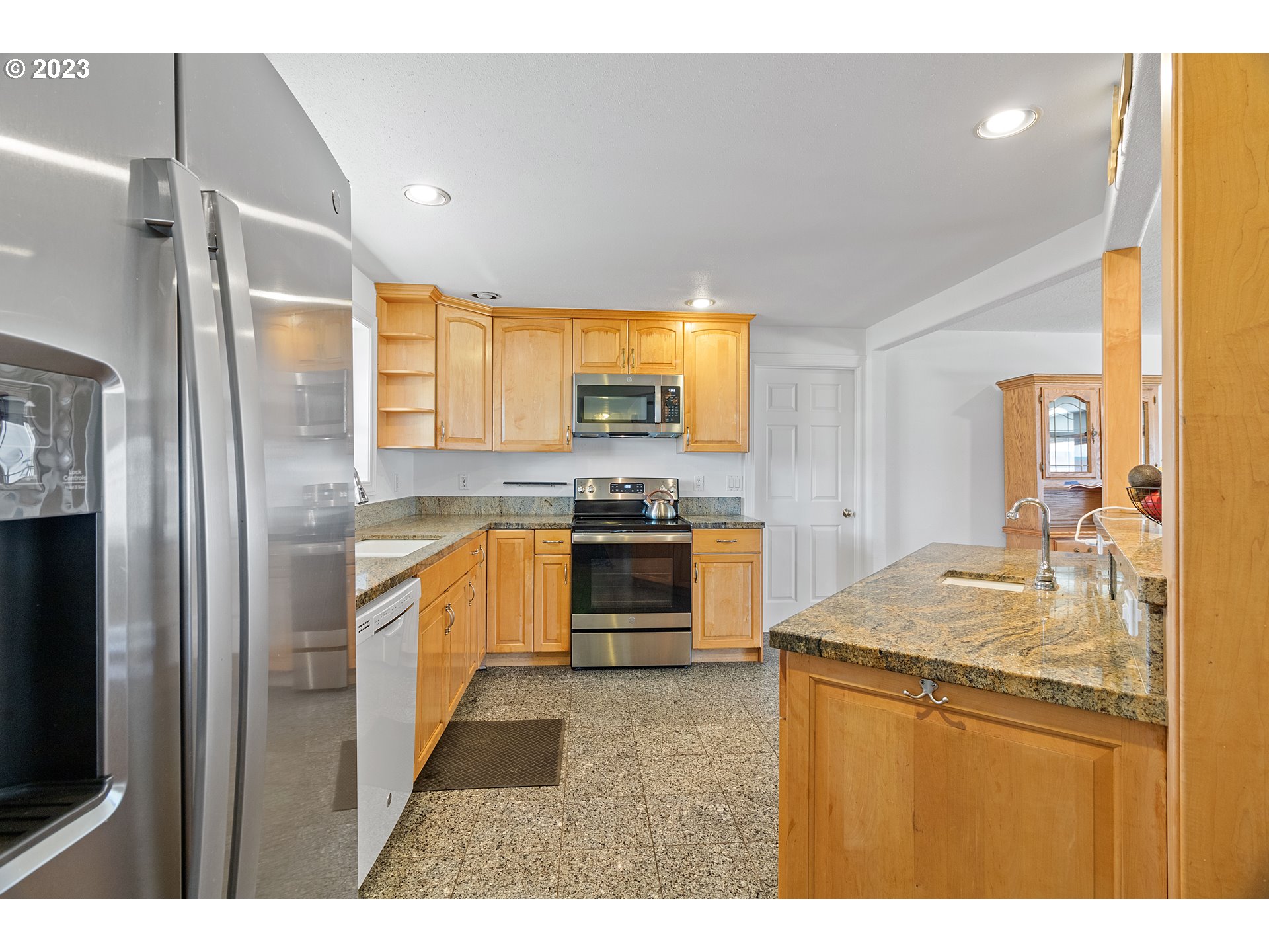 19600 Leland Road Oregon City, OR 97045 - Photo 6 of 34 a kitchen with stainless steel appliances granite countertop a refrigerator a stove and a sink