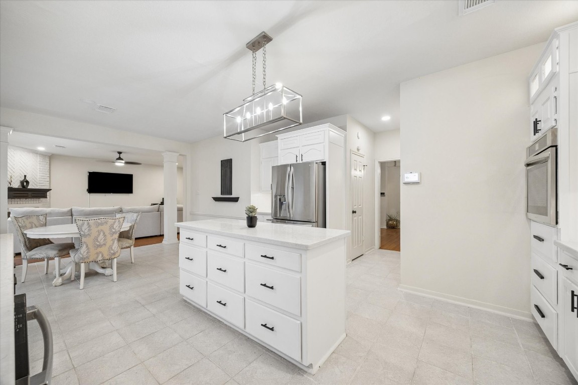 4419 3 Rivers Drive Sugar Land, TX 77478 - Photo 12 of 33 a large kitchen with a table and chairs