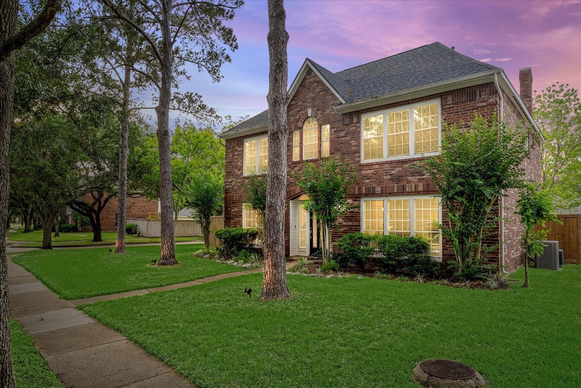 4419 3 Rivers Drive Sugar Land, TX 77478 - Photo 33 of 33 a front view of a house with a garden