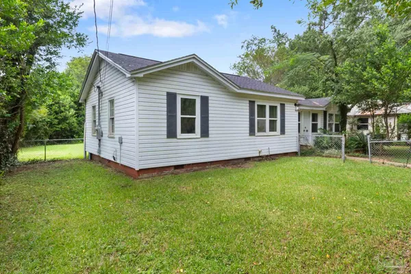 a view of a house with a yard