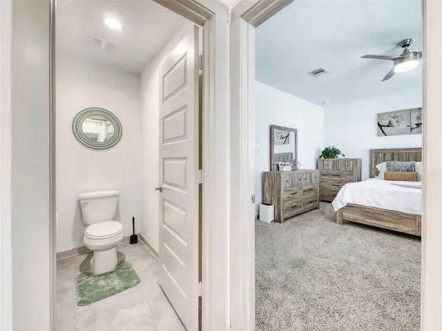 a en suite bathroom with a double vanity sink and a mirror