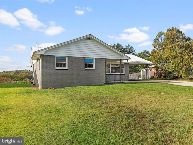 a view of a house with a backyard