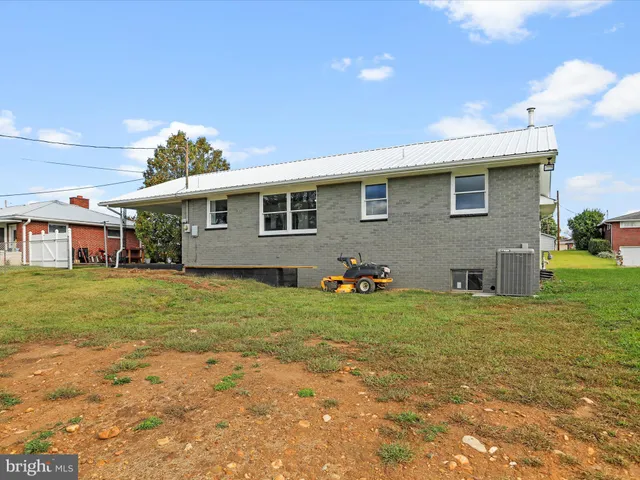 a view of a yard in front of a house