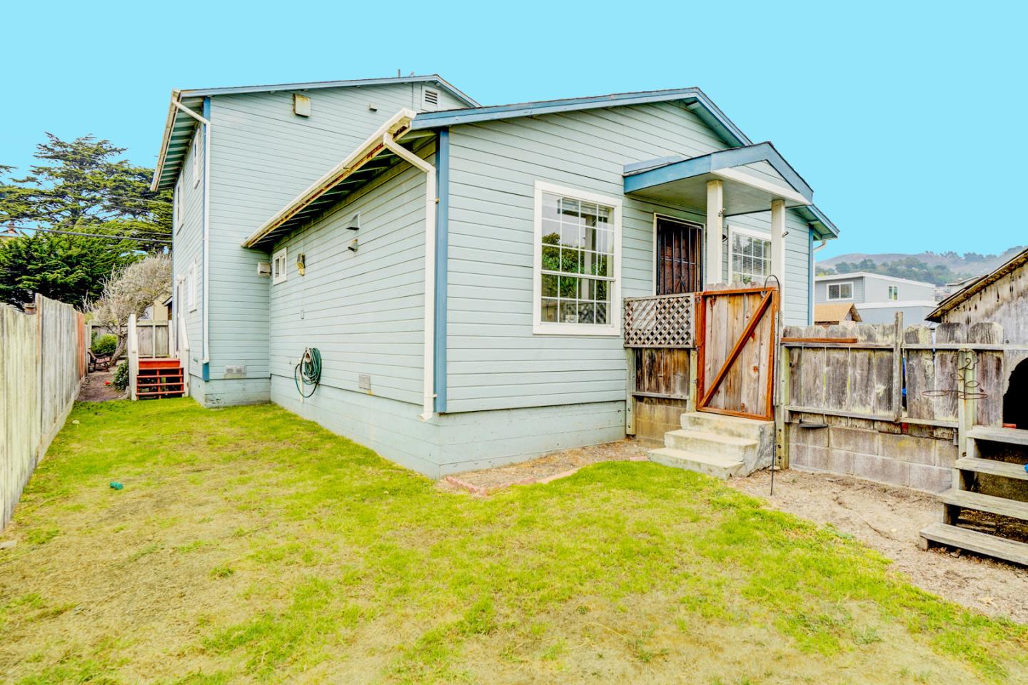 350 Buckingham Way Pacifica, CA 94044 - Photo 53 of 68 a house that has a table and chairs in it