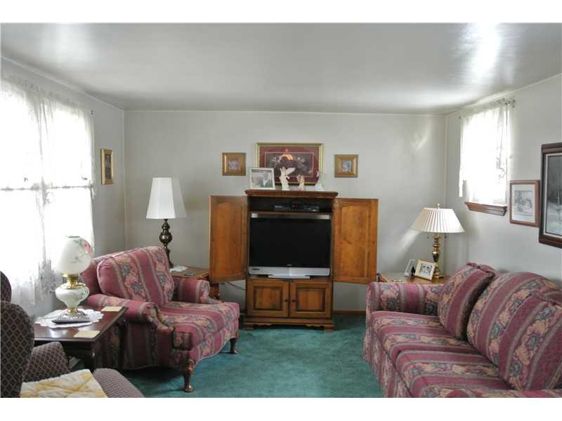 810 Evergreen Road Leechburg, PA 15656 - Photo 5 of 12 Living Room.