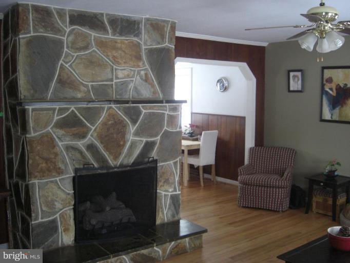 7813 Griffinsburg Road Boston, VA 22713 - Photo 10 of 13 Living Room