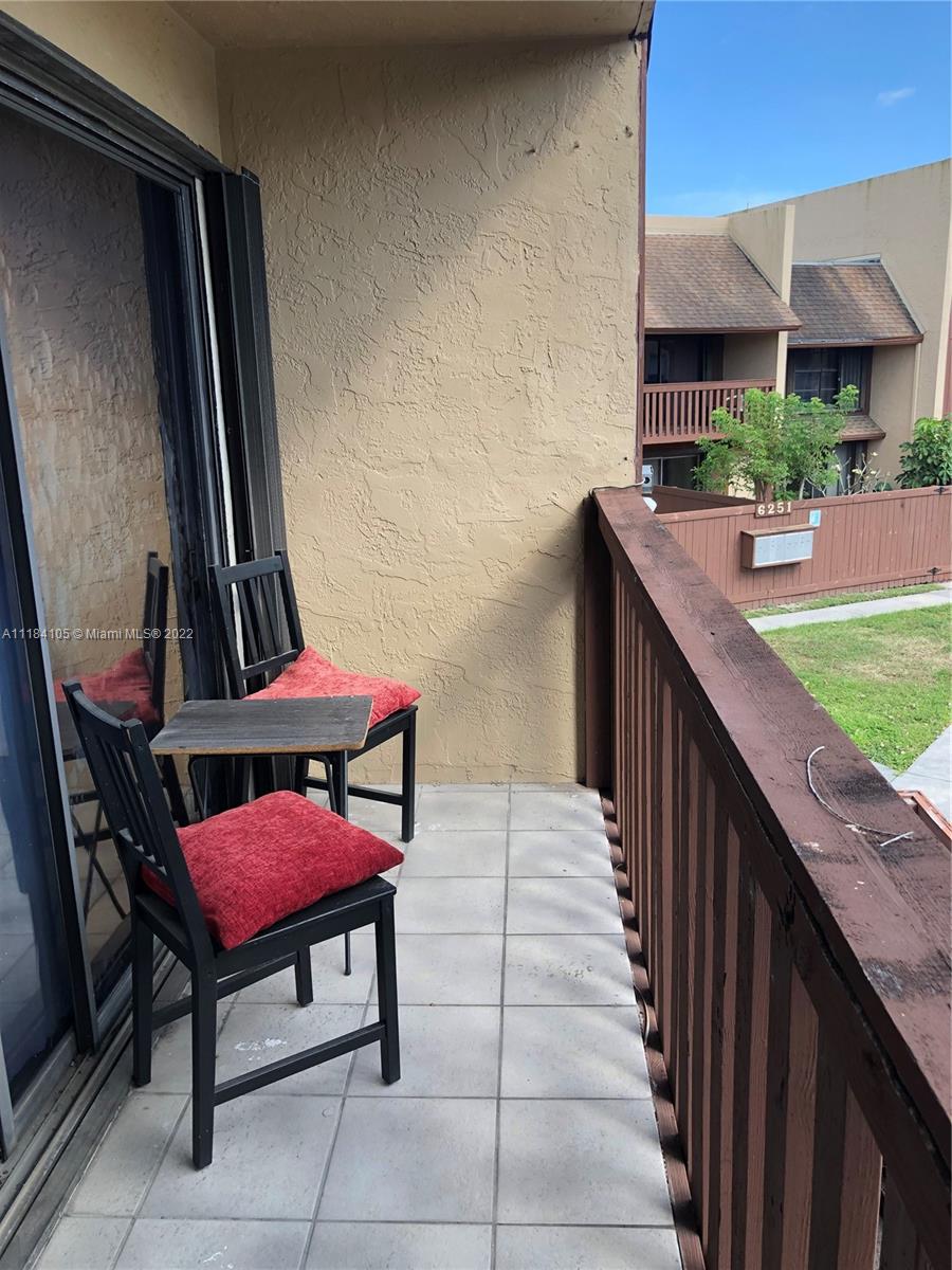 Kendall Miami, FL 33173 - Photo 12 of 26 a view of a chairs and tables in the balcony