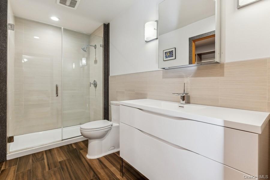 2905 Private Road East Marion, NY 11939 - Photo 17 of 33 Primary Bath/Ensuite