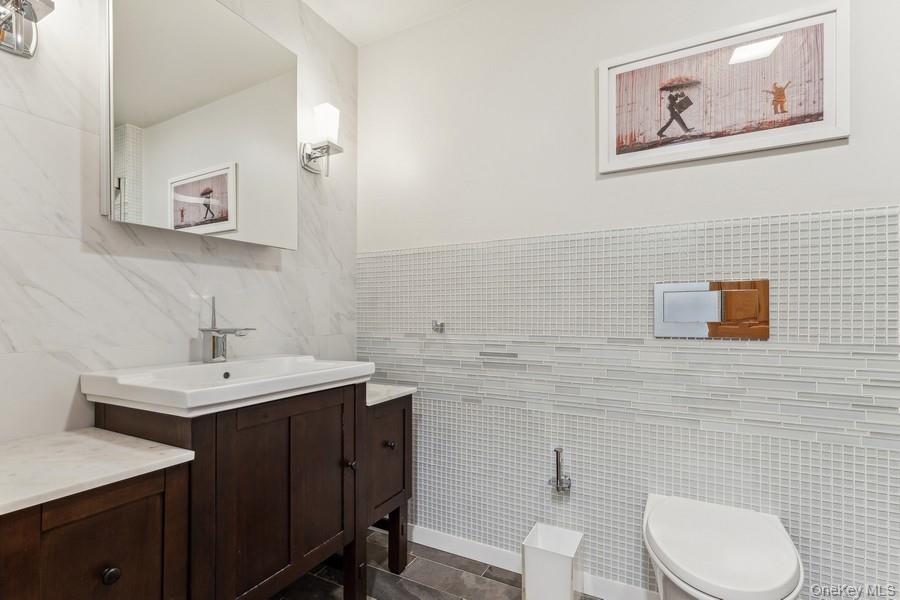 2905 Private Road East Marion, NY 11939 - Photo 24 of 33 Hall Bath - Photo 1