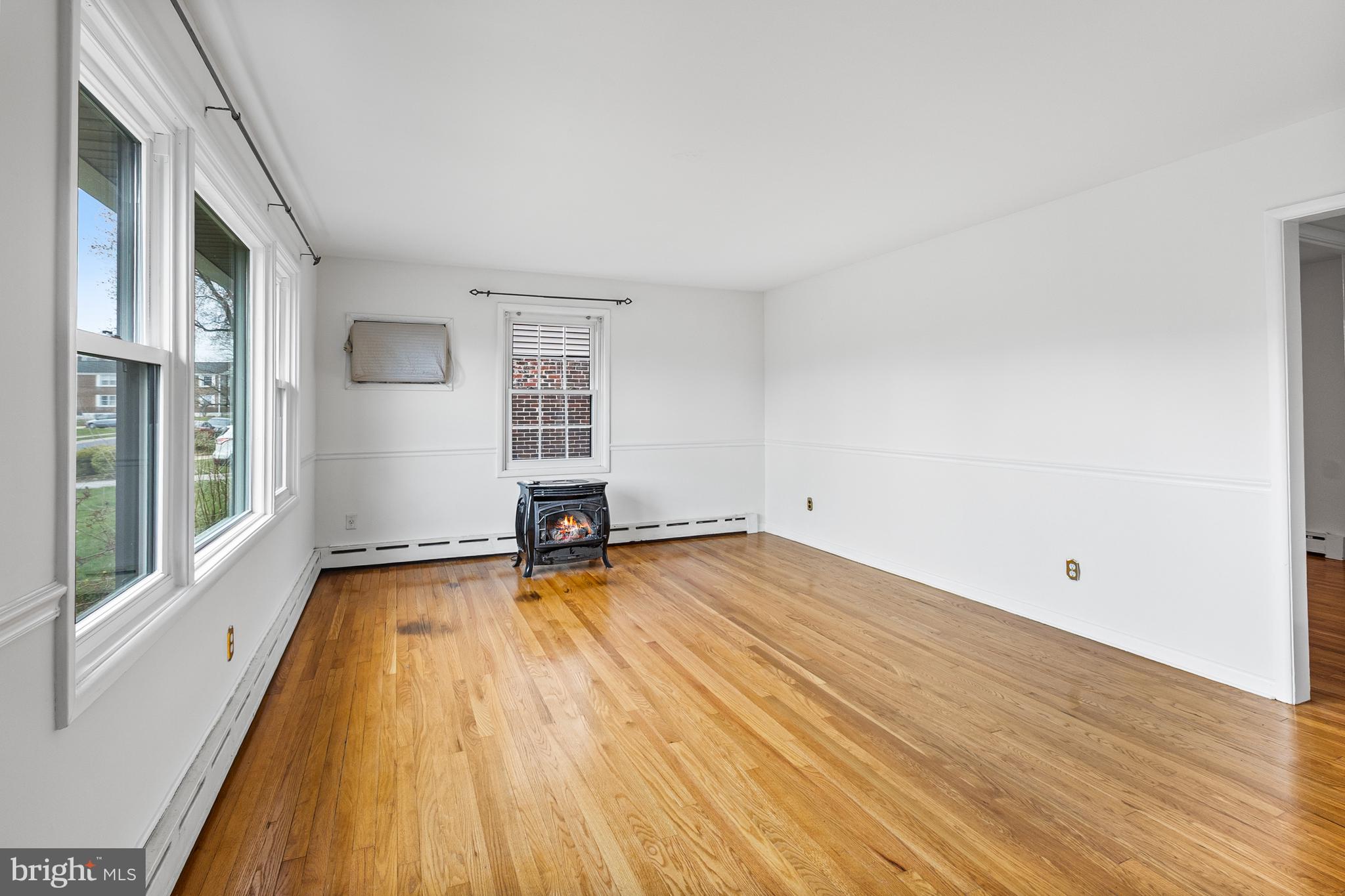 107 Devonshire Road Wilmington, DE 19803 - Photo 7 of 30 Living Room W/ Functioning Gas Stove