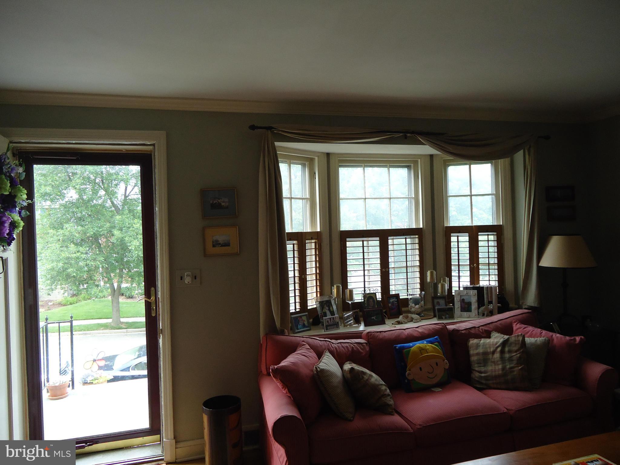 333 Overbrook Road Baltimore, MD 21212 - Photo 4 of 30 Living Room