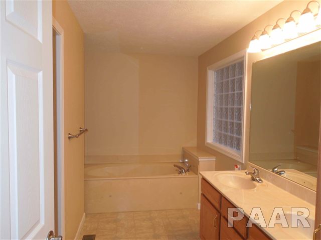 8822 North Picture Ridge Road Peoria, IL 61615 - Photo 9 of 15 Gallery Image 9