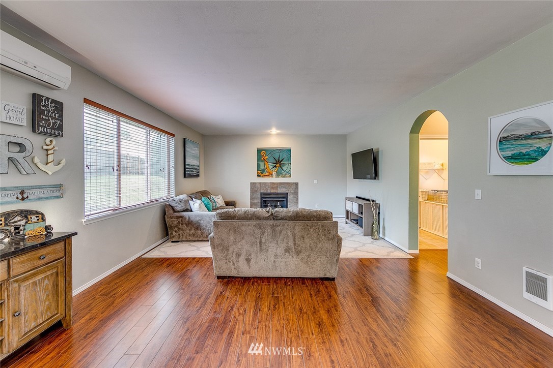 288 East Fulton Way Bremerton, WA 98310 - Photo 8 of 25 a living room with furniture and a large window