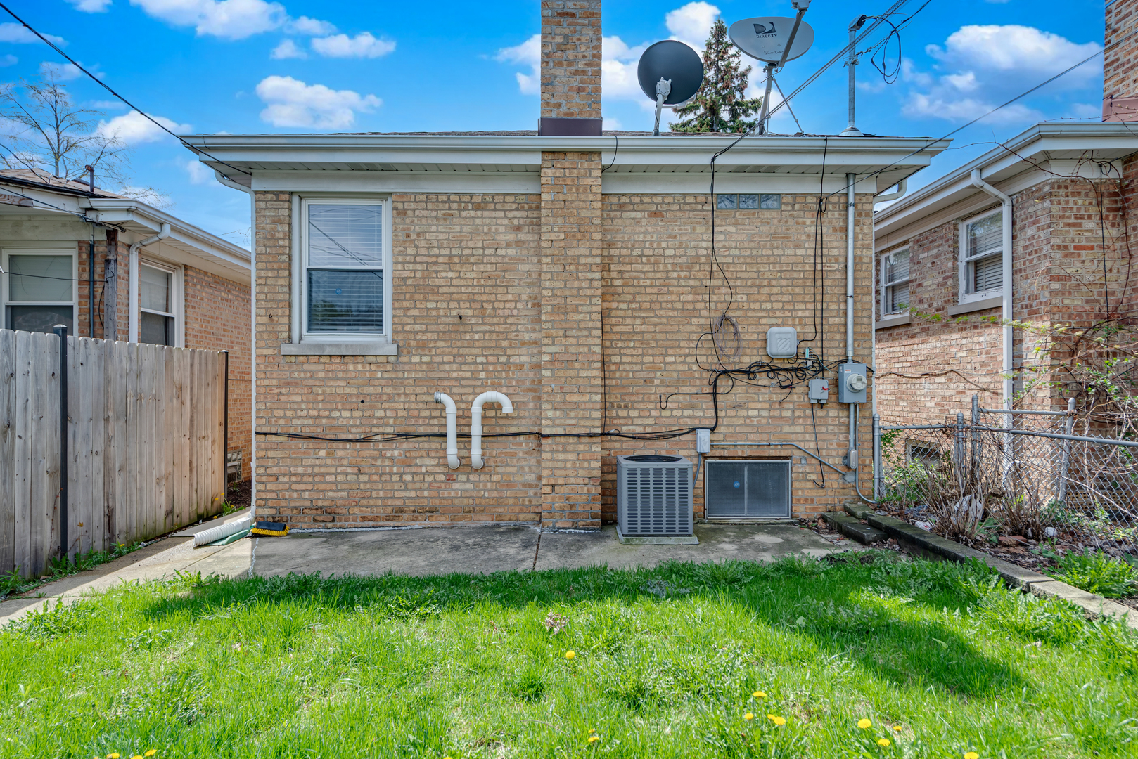 7004 West Foster Avenue Chicago, IL 60656 - Photo 15 of 16 a view of a backyard with plants