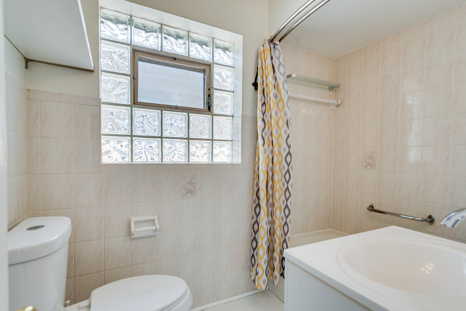 7004 West Foster Avenue Chicago, IL 60656 - Photo 7 of 16 a bathroom with a sink toilet and shower