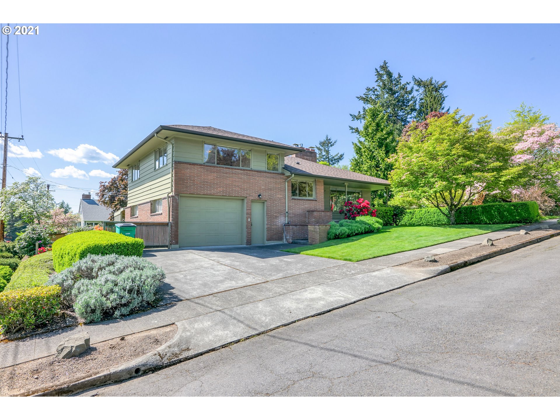 8121 Southwest 9th Avenue Portland, OR 97219 - Photo 3 of 22 Gallery Image 3