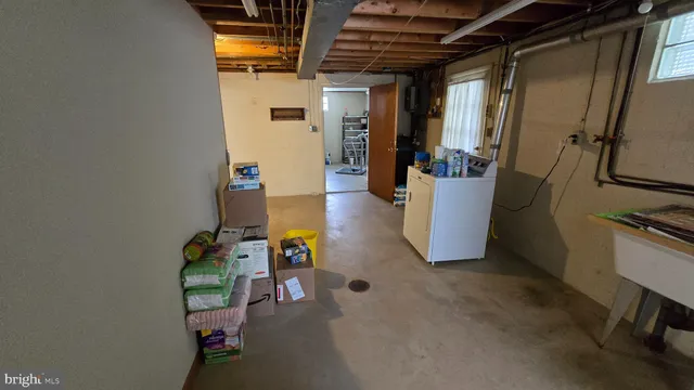 a view of an entryway with workspace