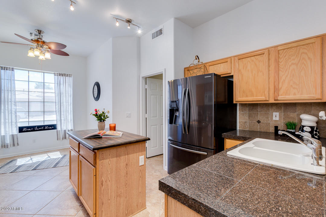 84 East Smoke Tree Road Gilbert, AZ 85296 - Photo 4 of 45 Light & Bright Kitchen