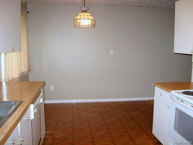 3149 Bathurst Avenue Rochester, MI 48309 - Photo 5 of 17 Kitchen