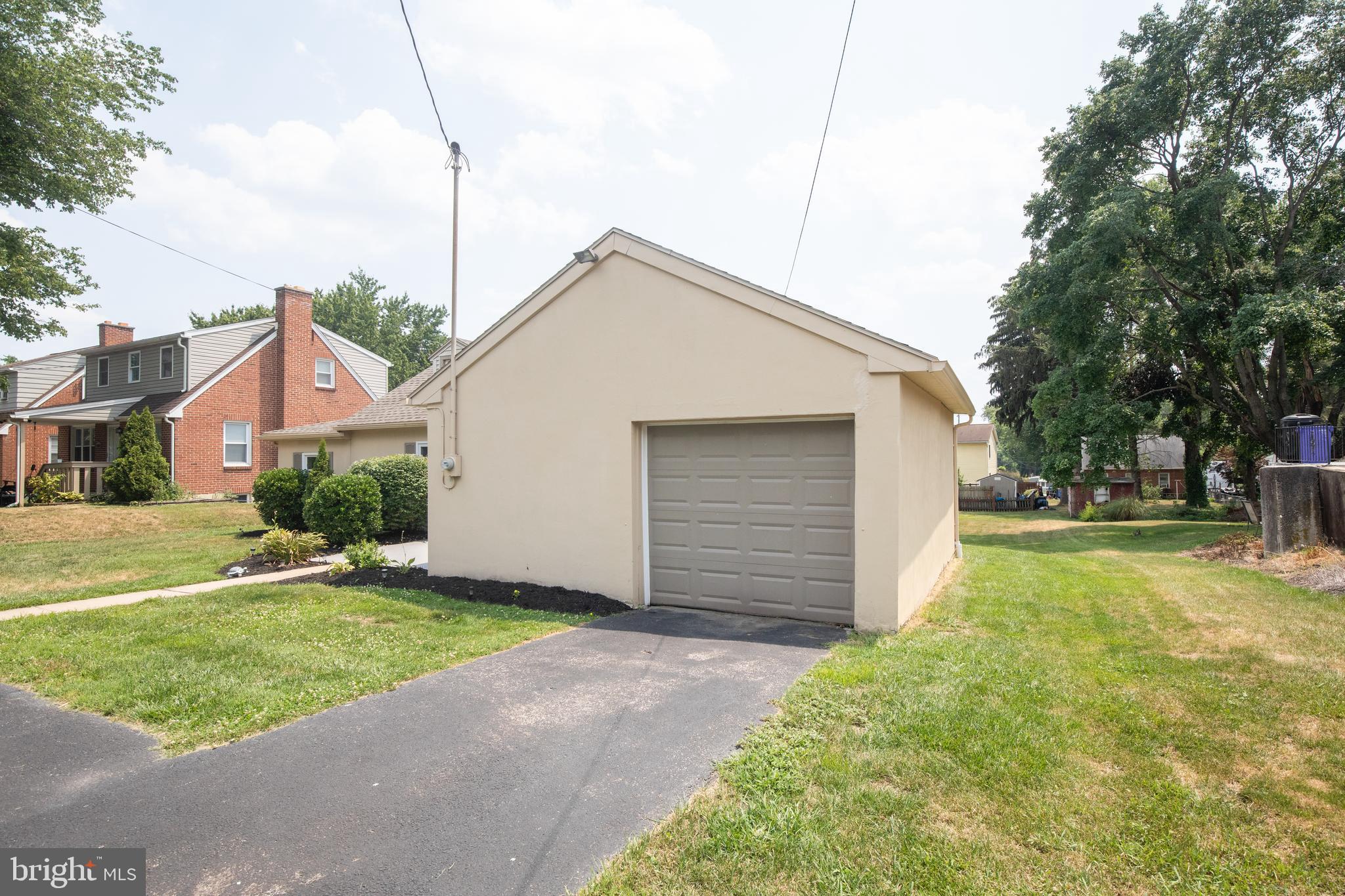 1456 Whiteford Road York, PA 17402 - Photo 4 of 32 Gallery Image 4