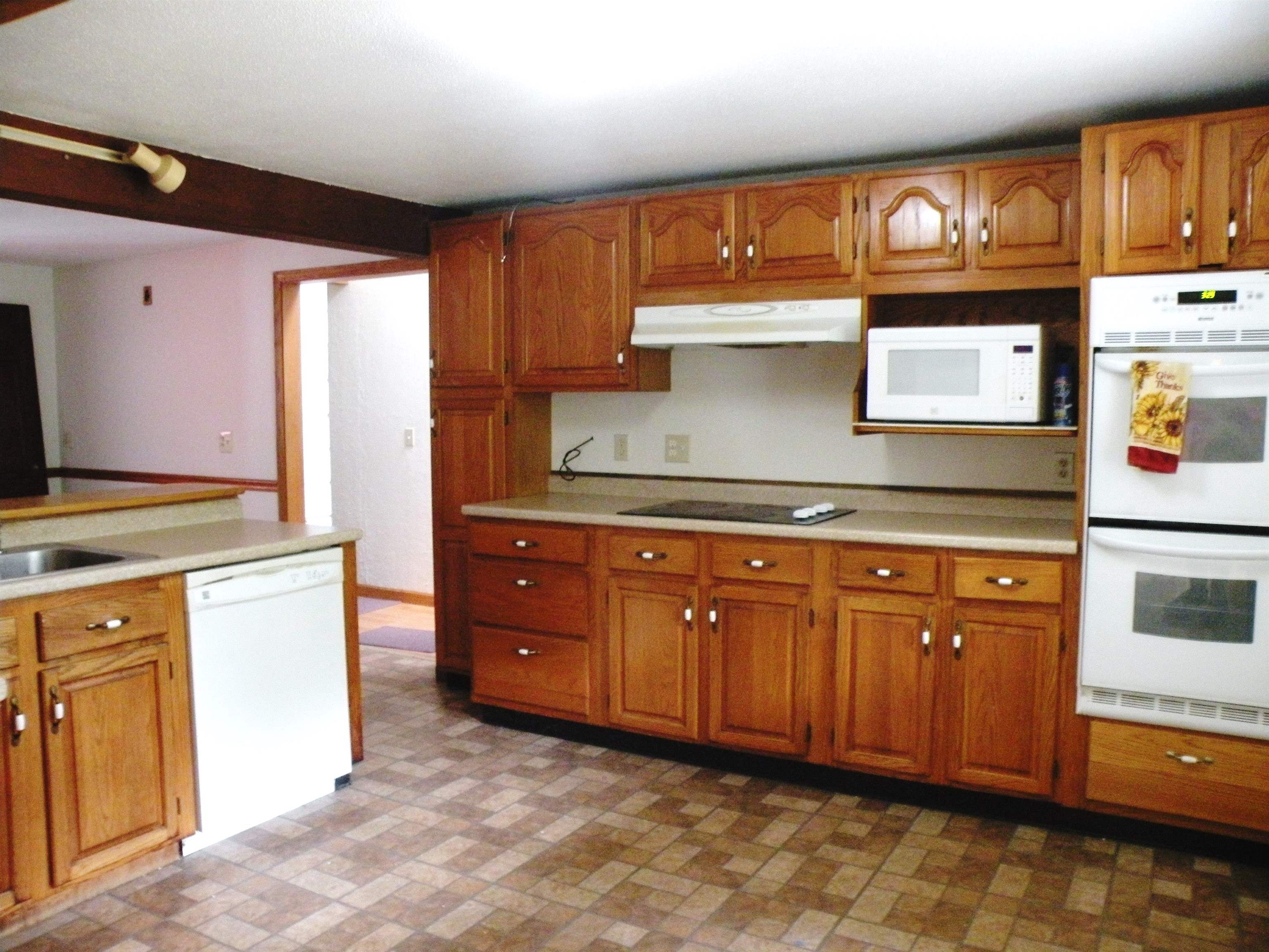 139 Robinson Road Hudson, NH 03051 - Photo 3 of 19 Gallery Image 3