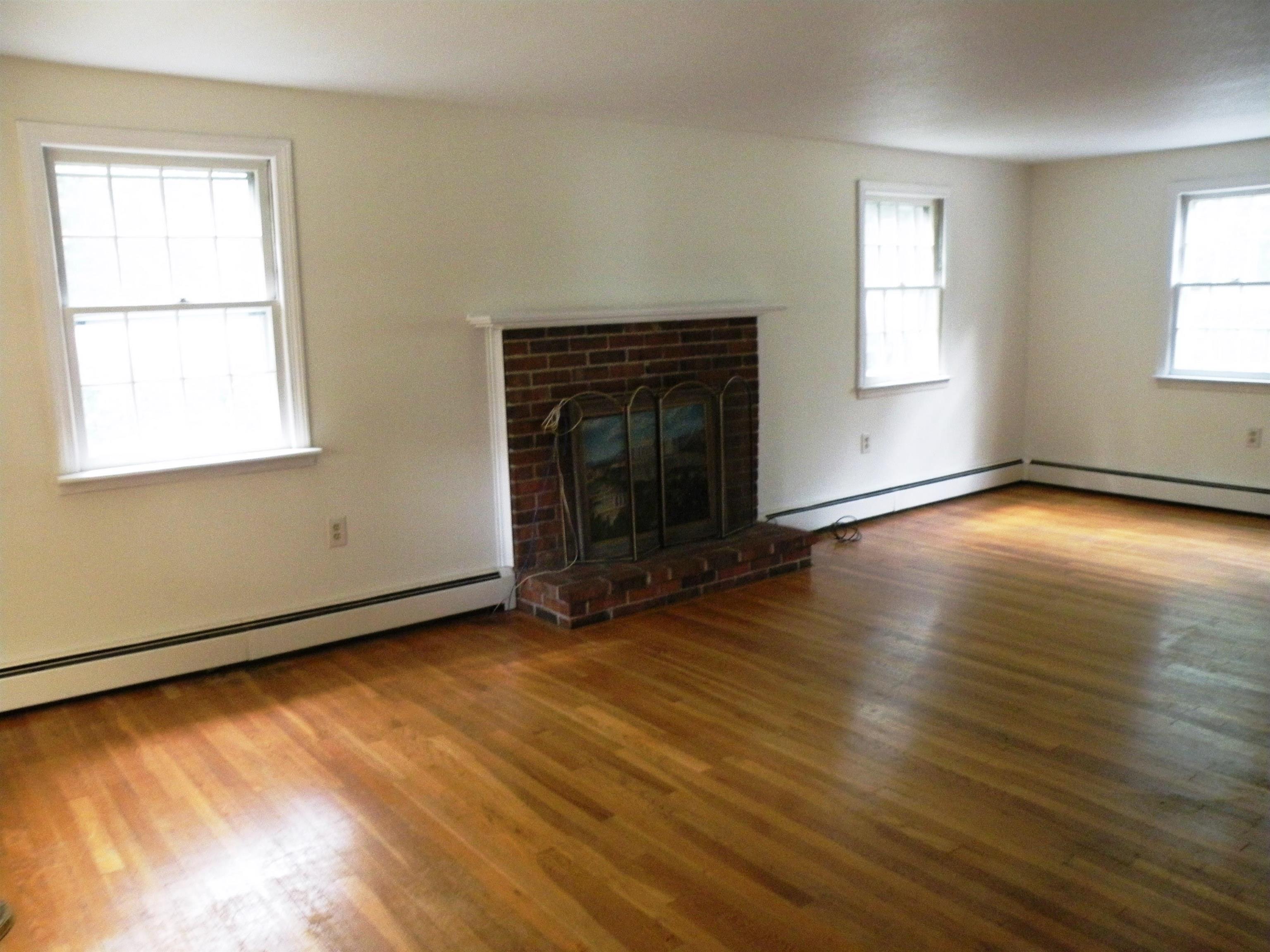 139 Robinson Road Hudson, NH 03051 - Photo 6 of 19 Gallery Image 6