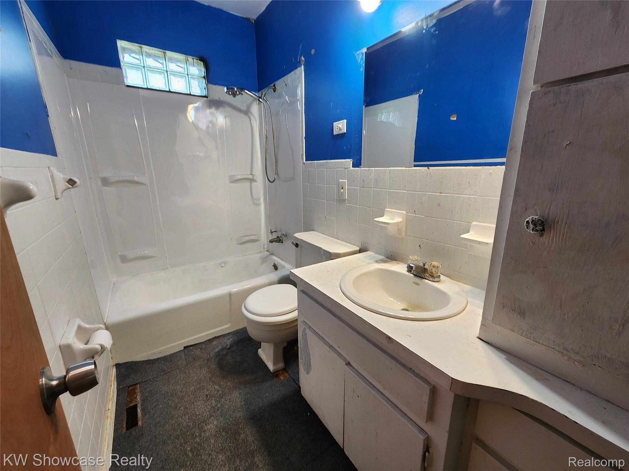 4356 South Vassar Road Burton, MI 48519 - Photo 30 of 42 Entry level Bath.
