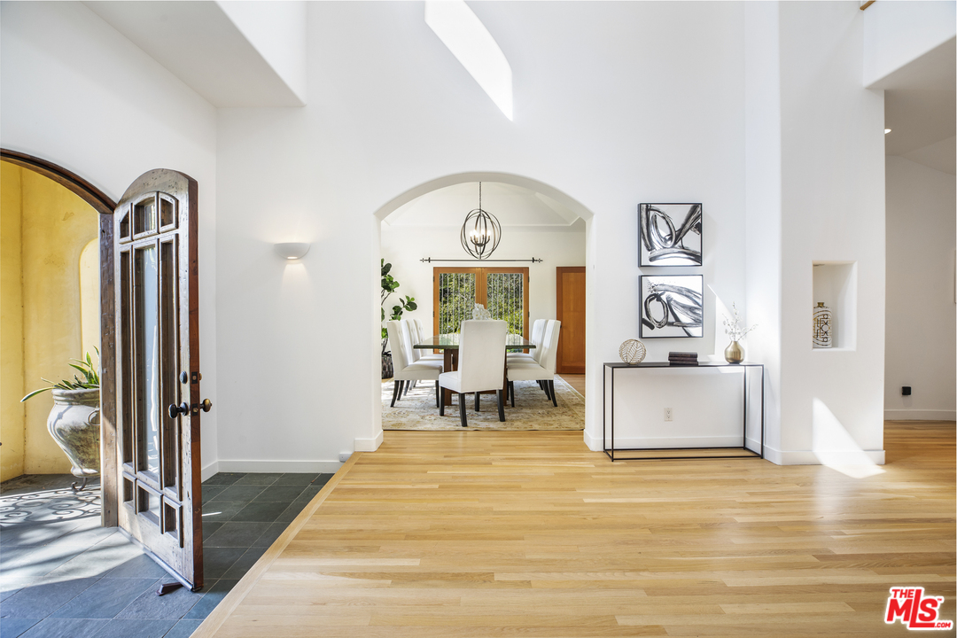 400 South Mc Cadden Place Los Angeles, CA 90020 - Photo 11 of 28