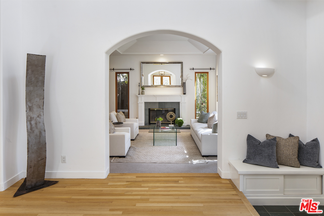 400 South Mc Cadden Place Los Angeles, CA 90020 - Photo 14 of 28