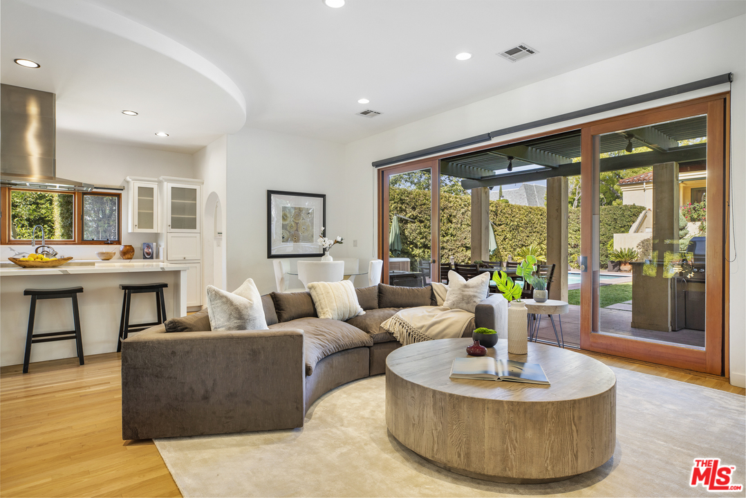 400 South Mc Cadden Place Los Angeles, CA 90020 - Photo 17 of 28