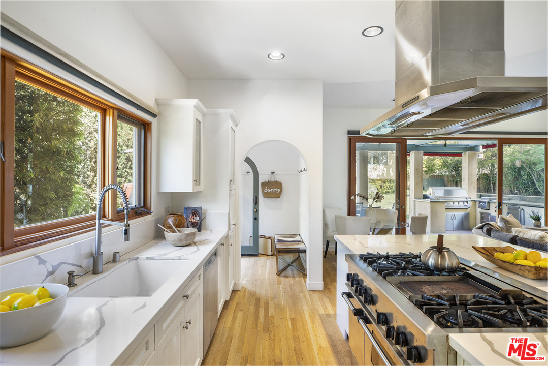 400 South Mc Cadden Place Los Angeles, CA 90020 - Photo 20 of 28