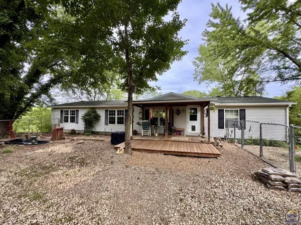 $278,500 | 9534 Lakeview Drive, Ozawkie, KS 66070