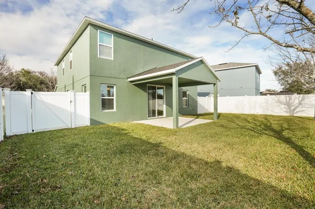 a view of an house with backyard and garden