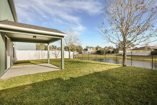 a view of a backyard