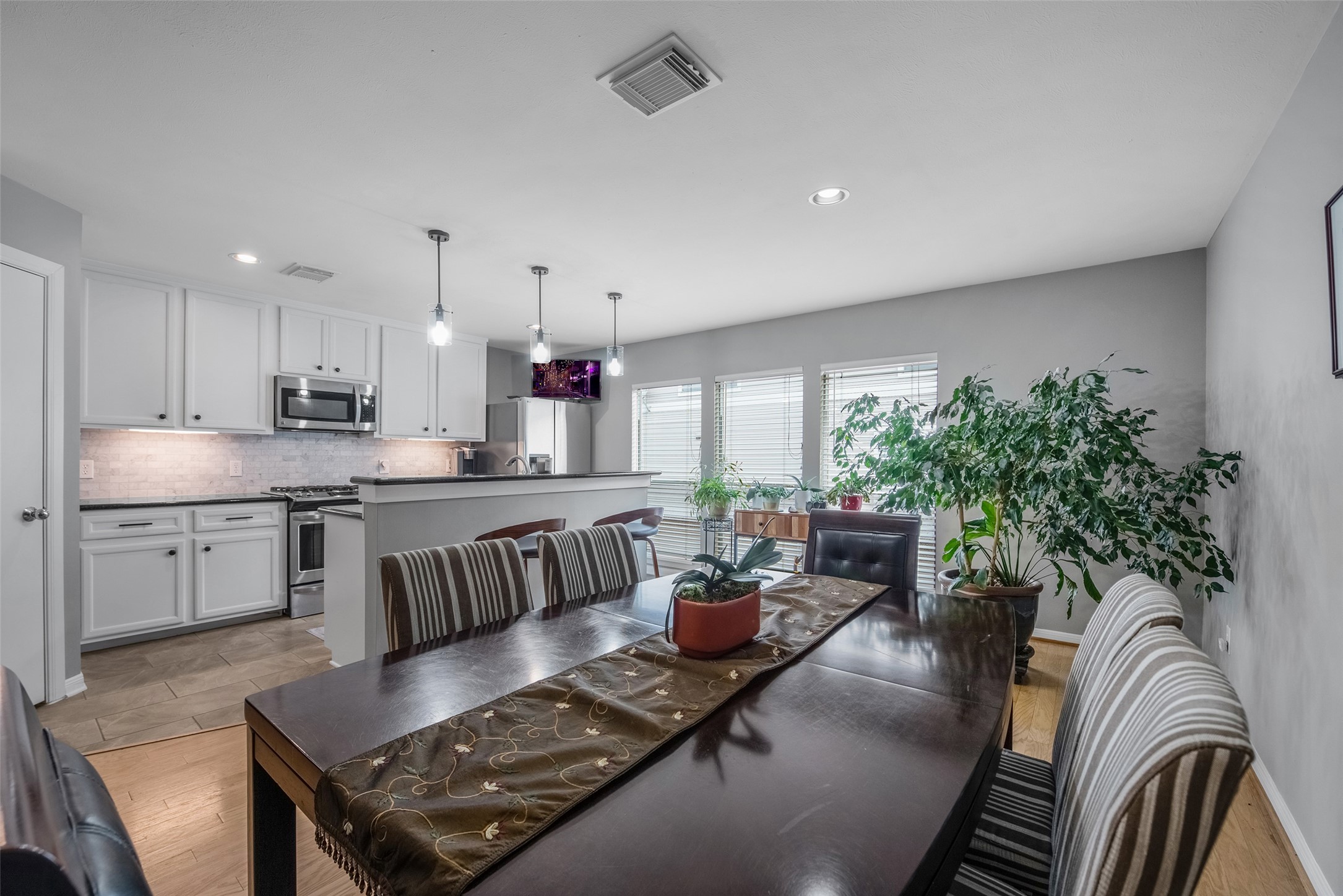 1028 La Rue Street Houston, TX 77019 - Photo 12 of 29 Open kitchen with breakfast bar