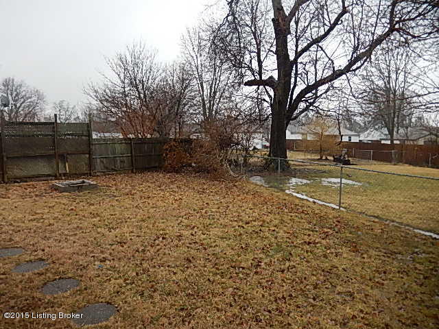 9100 New Maple Road Louisville, KY 40229 - Photo 17 of 18 Back Yard