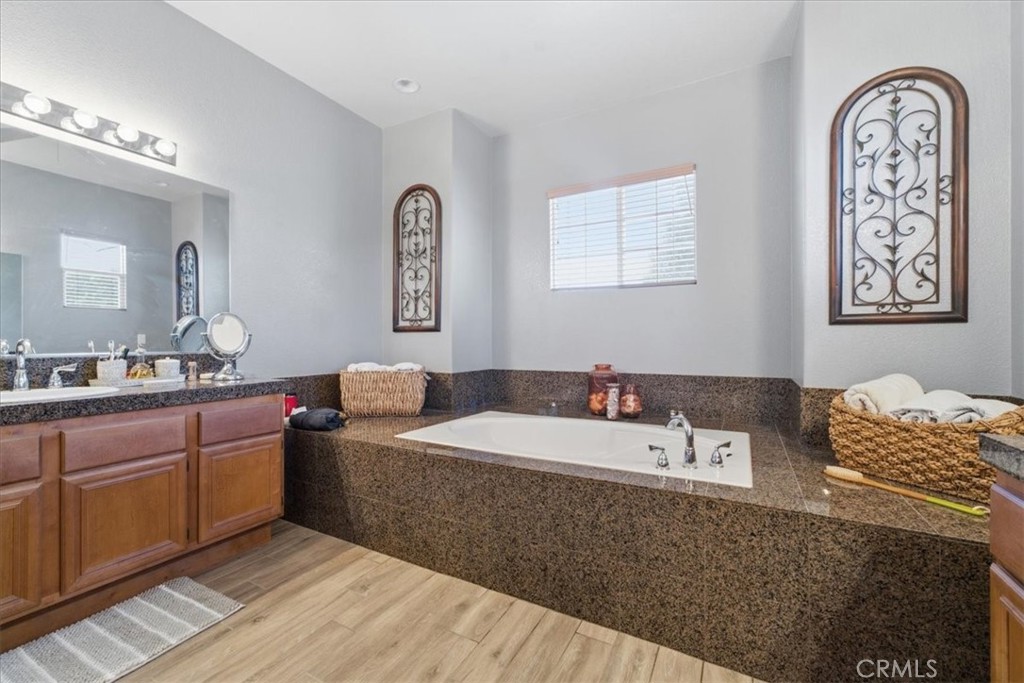 23841 Piedras Road Perris, CA 92570 - Photo 66 of 130 master Bedroom Bath Tub