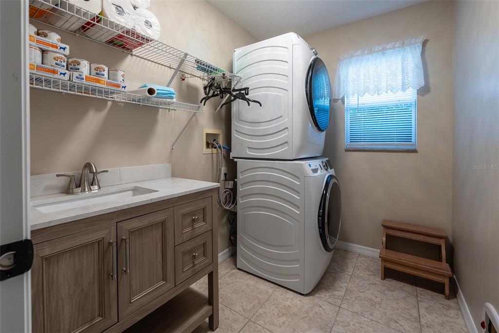 16023 Southwest 14th Avenue Road Ocala, FL 34473 - Photo 40 of 57 a utility room with dryer and washer