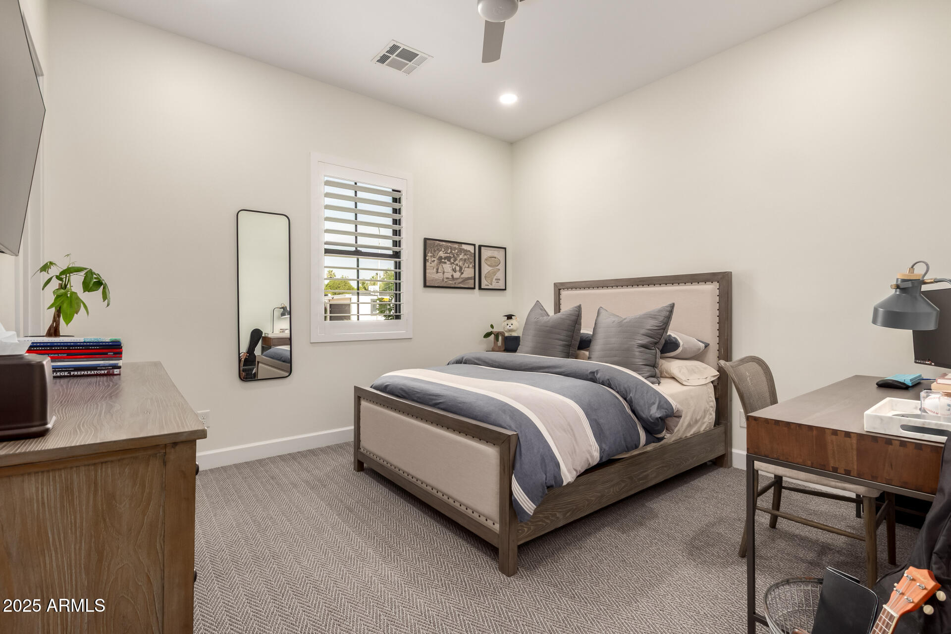 8723 North 9th Avenue Phoenix, AZ 85021 - Photo 14 of 34 a bedroom with a bed and a desk