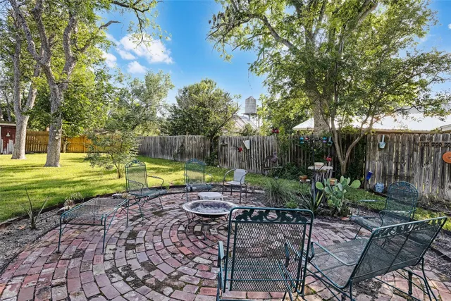 a view of a house with backyard swimming pool and sitting area