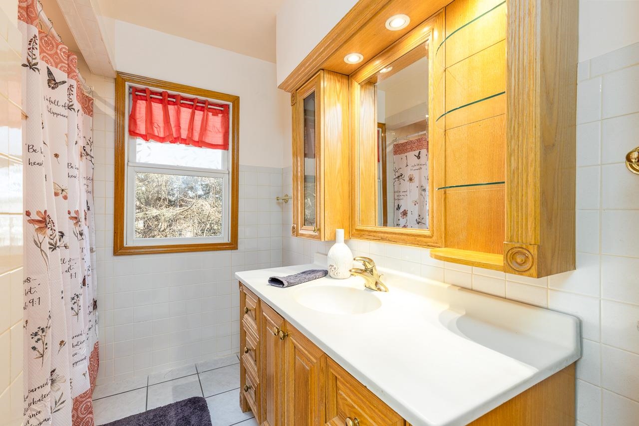 1554 Rural Street Rockford, IL 61107 - Photo 10 of 25 a bathroom with a sink and a bathtub