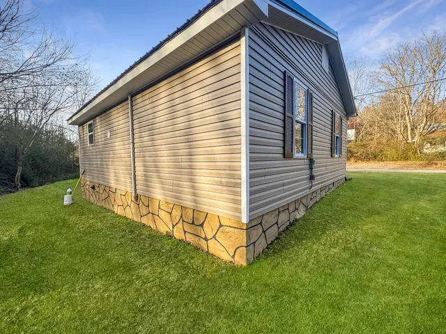 a view of backyard with a garden