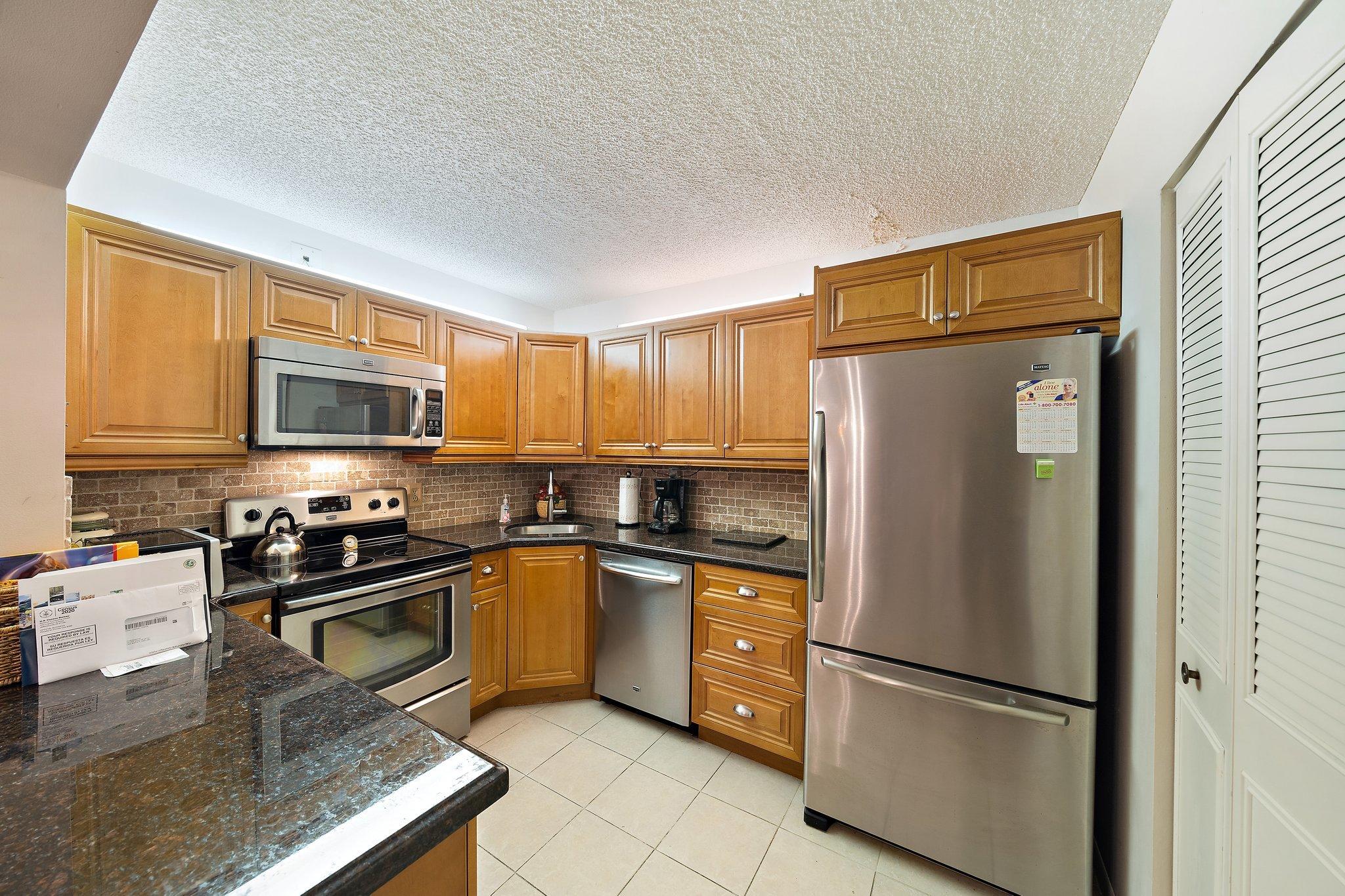 333 Pine Ridge Circle, Unit B1 Greenacres, FL 33463 - Photo 14 of 40 013-333PineRidgeCirB1-Greenacres-FL-SMAL