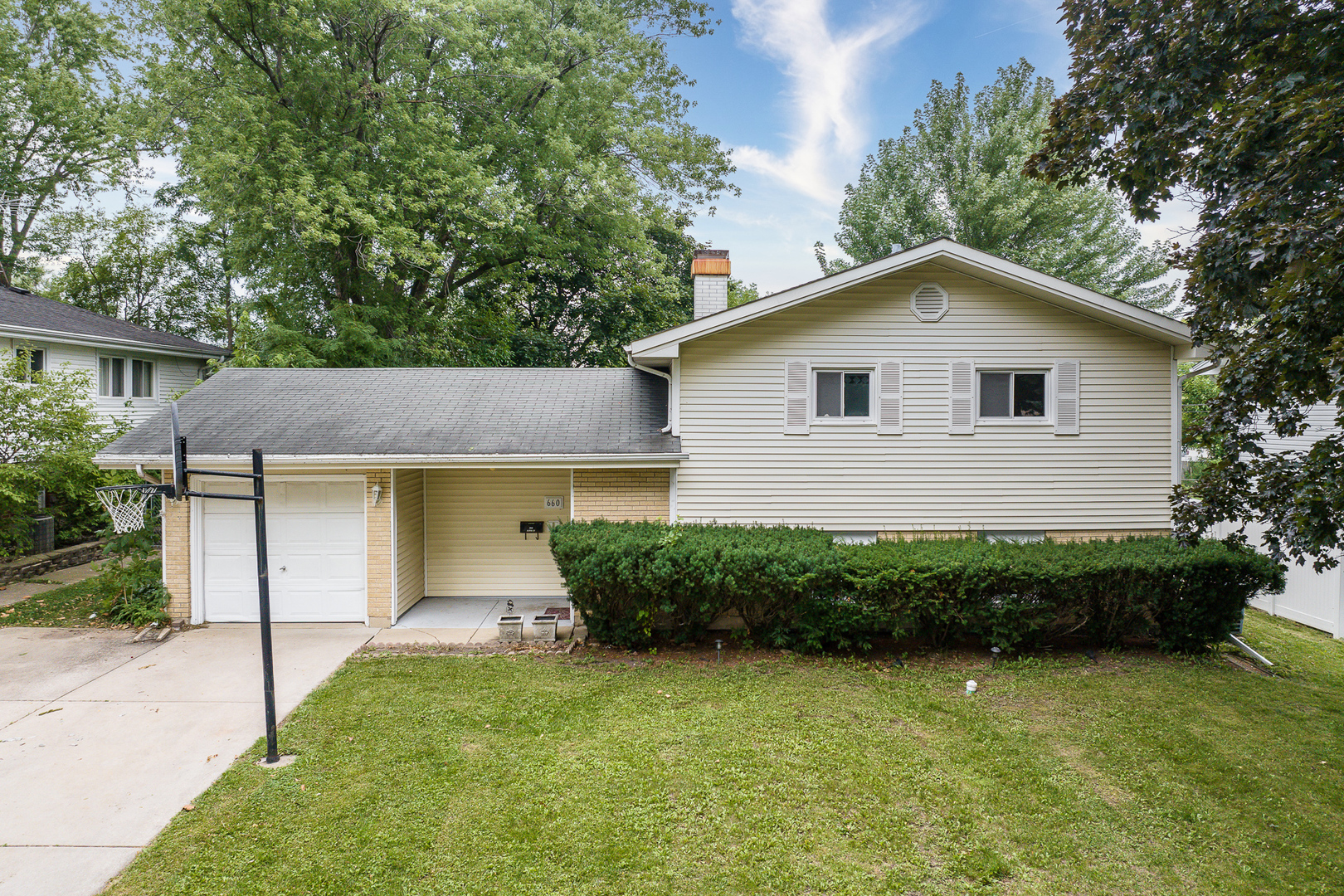 660 Alcoa Lane Hoffman Estates, IL 60169 - Photo 2 of 33 a house view with a garden space
