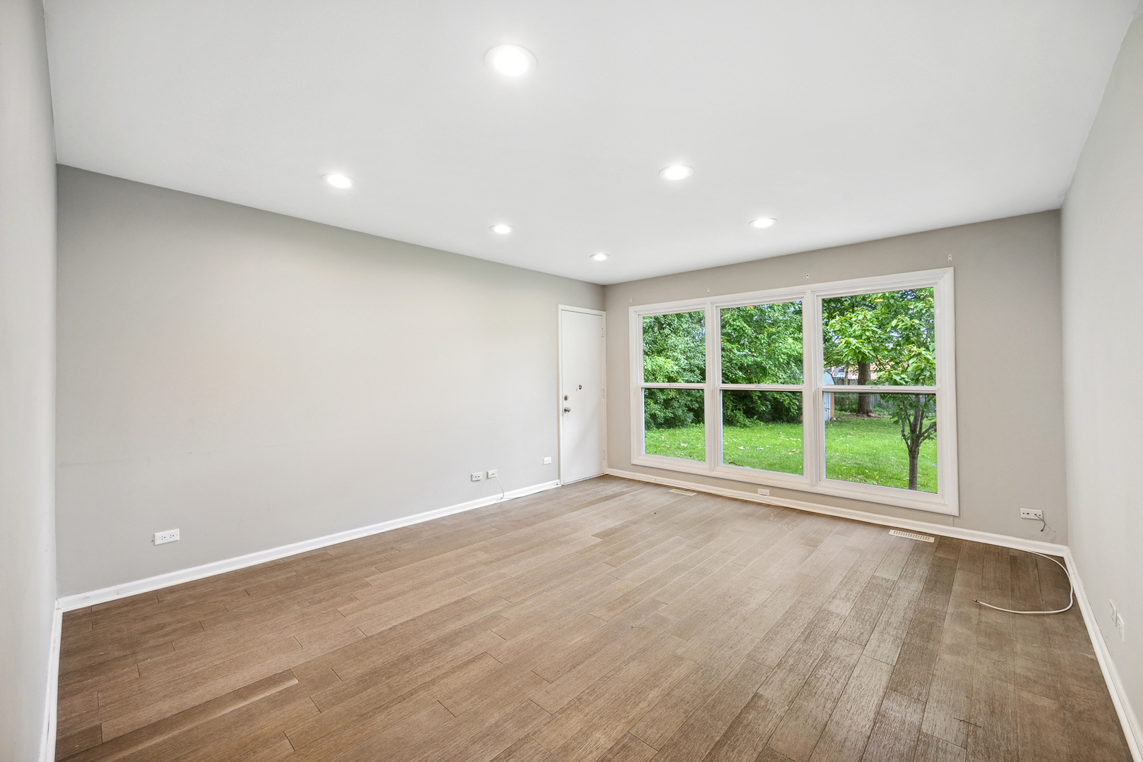 660 Alcoa Lane Hoffman Estates, IL 60169 - Photo 21 of 33 a view of an empty room with a window