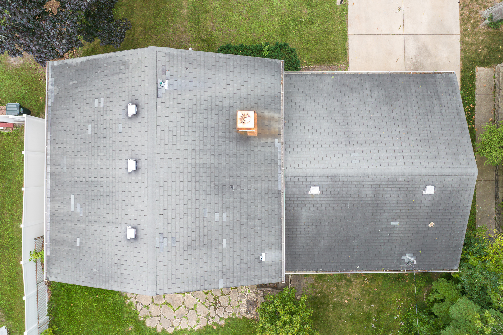 660 Alcoa Lane Hoffman Estates, IL 60169 - Photo 33 of 33 a bathroom with a shower