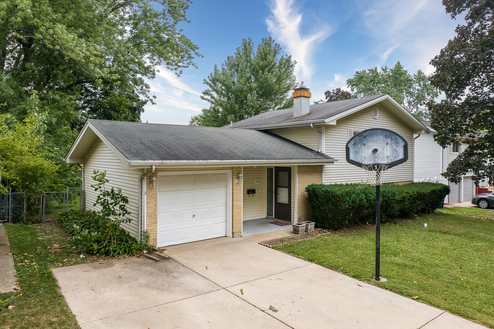 660 Alcoa Lane Hoffman Estates, IL 60169 - Photo 4 of 33 a front view of a house with a yard and garage