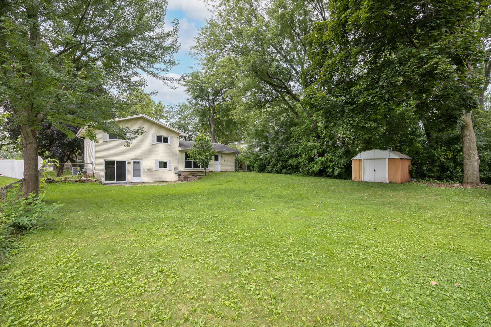 660 Alcoa Lane Hoffman Estates, IL 60169 - Photo 7 of 33 a view of a house with backyard and garden