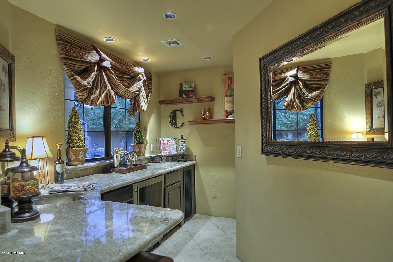 173 North Riata Street Gilbert, AZ 85234 - Photo 13 of 28 Wet bar